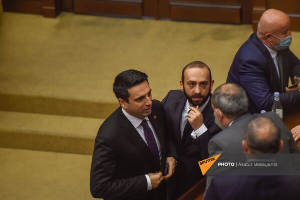 Ален Симонян и Арарат Мирзоян на заседании в Парламенте (10 февраля 2021). Еревaн - Sputnik Армения