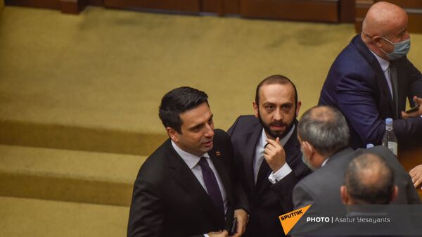 Ален Симонян и Арарат Мирзоян на заседании в Парламенте (10 февраля 2021). Еревaн - Sputnik Армения