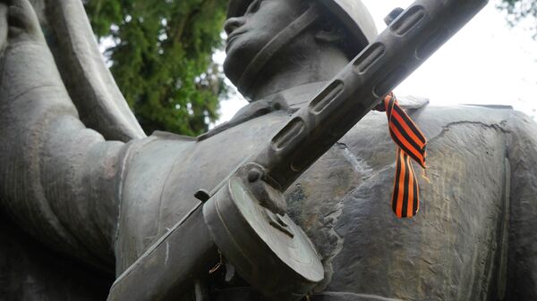 Памятник из бронзы Солдат с флагом в Штерншанце - Sputnik Армения