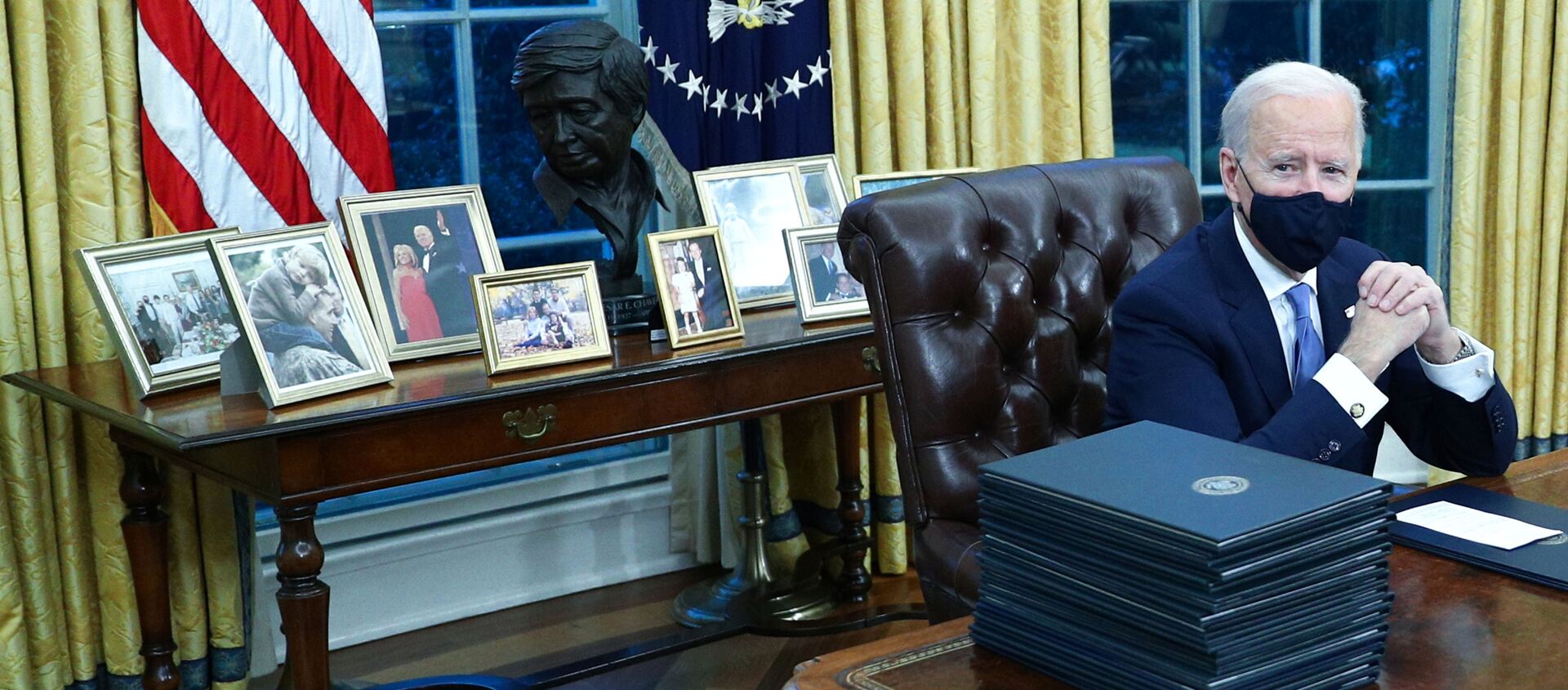 Президент США Джо Байден в Овальном кабинете в Белом доме, 2021 год  - Sputnik Армения, 1920, 11.02.2021