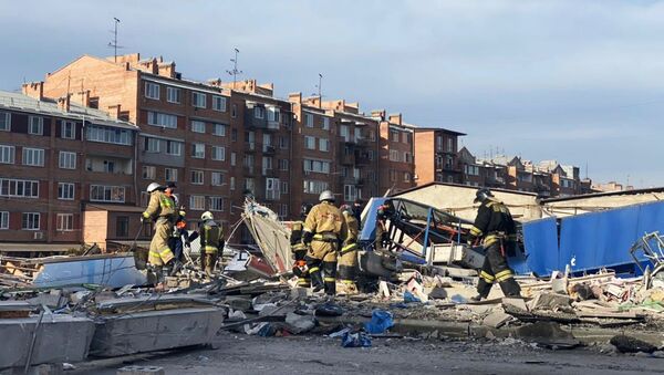 Сотрудники МЧС разбирают завалы на месте взрыва в супермаркете на улице Гагкаева (12 февраля 2021). Владикавказ - Sputnik Արմենիա