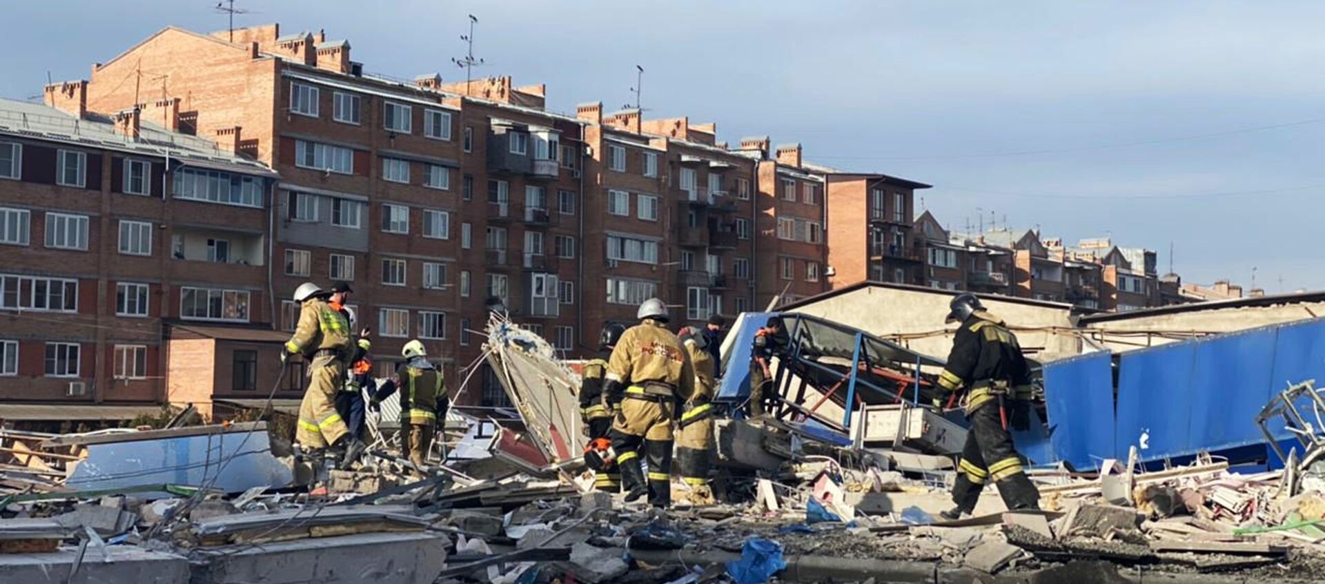 Сотрудники МЧС разбирают завалы на месте взрыва в супермаркете на улице Гагкаева (12 февраля 2021). Владикавказ - Sputnik Արմենիա, 1920, 12.02.2021