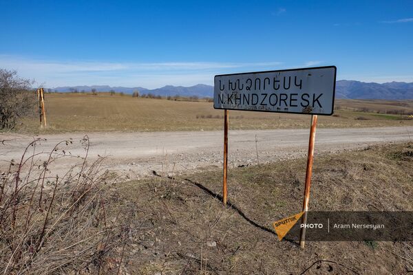 Дорожный знак у въезда в село Неркин Хндзореск, Сюник - Sputnik Армения