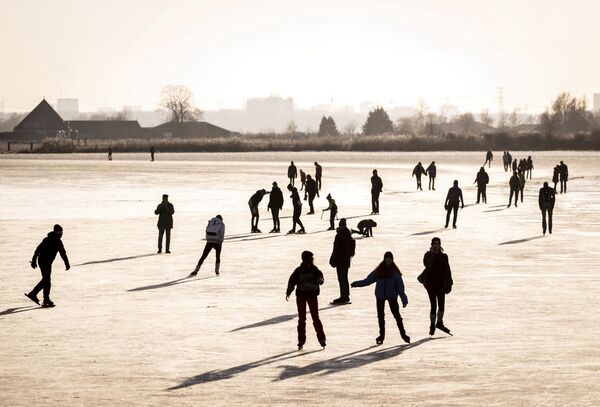 Люди катаются на коньках по естественному льду в Зуидервуде, Нидерланды - Sputnik Армения