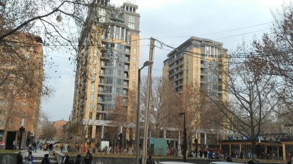 Люди во дворах после землетрясения (13 февраля 2021). Еревaн - Sputnik Армения