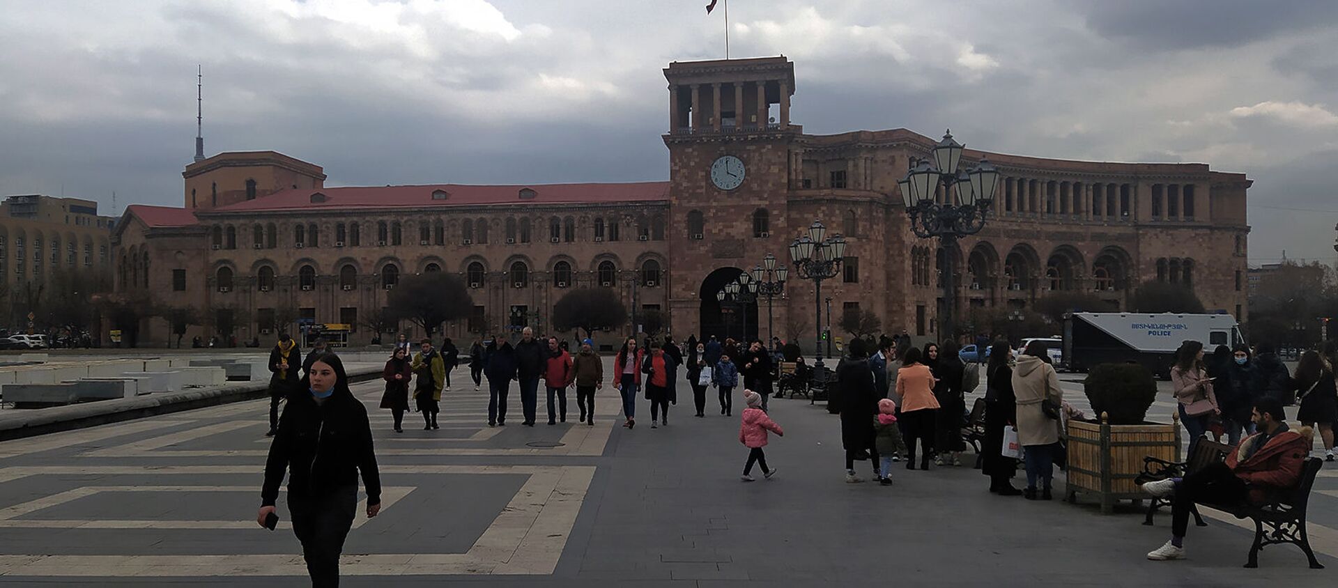 Люди на площади Республики после землетрясения (13 февраля 2021). Еревaн - Sputnik Армения, 1920, 13.02.2021