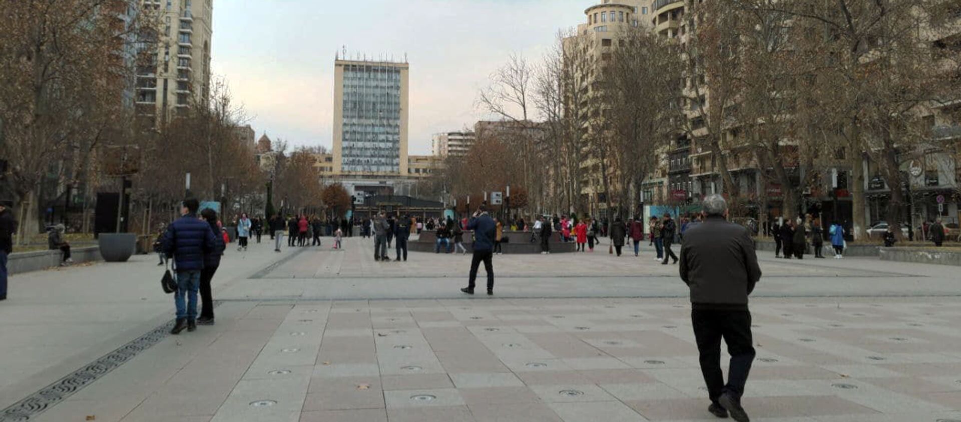 Люди в парке после землетрясения (13 февраля 2021). Еревaн - Sputnik Արմենիա, 1920, 13.02.2021