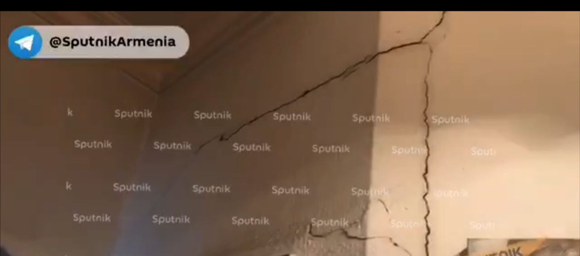 В некоторых зданиях в центре Еревана образовались трещины в стенах из-за землетрясения - Sputnik Արմենիա, 1920, 13.02.2021