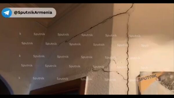 В некоторых зданиях в центре Еревана образовались трещины в стенах из-за землетрясения - Sputnik Армения