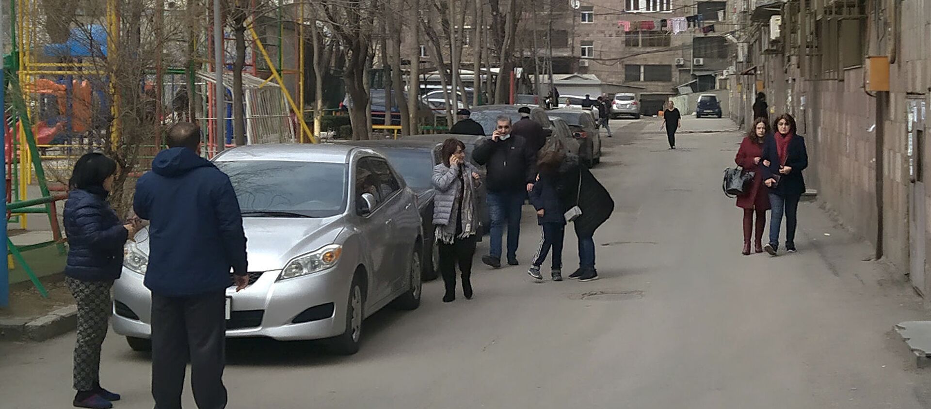 Люди во дворах после землетрясения (13 февраля 2021). Еревaн - Sputnik Армения, 1920, 13.02.2021