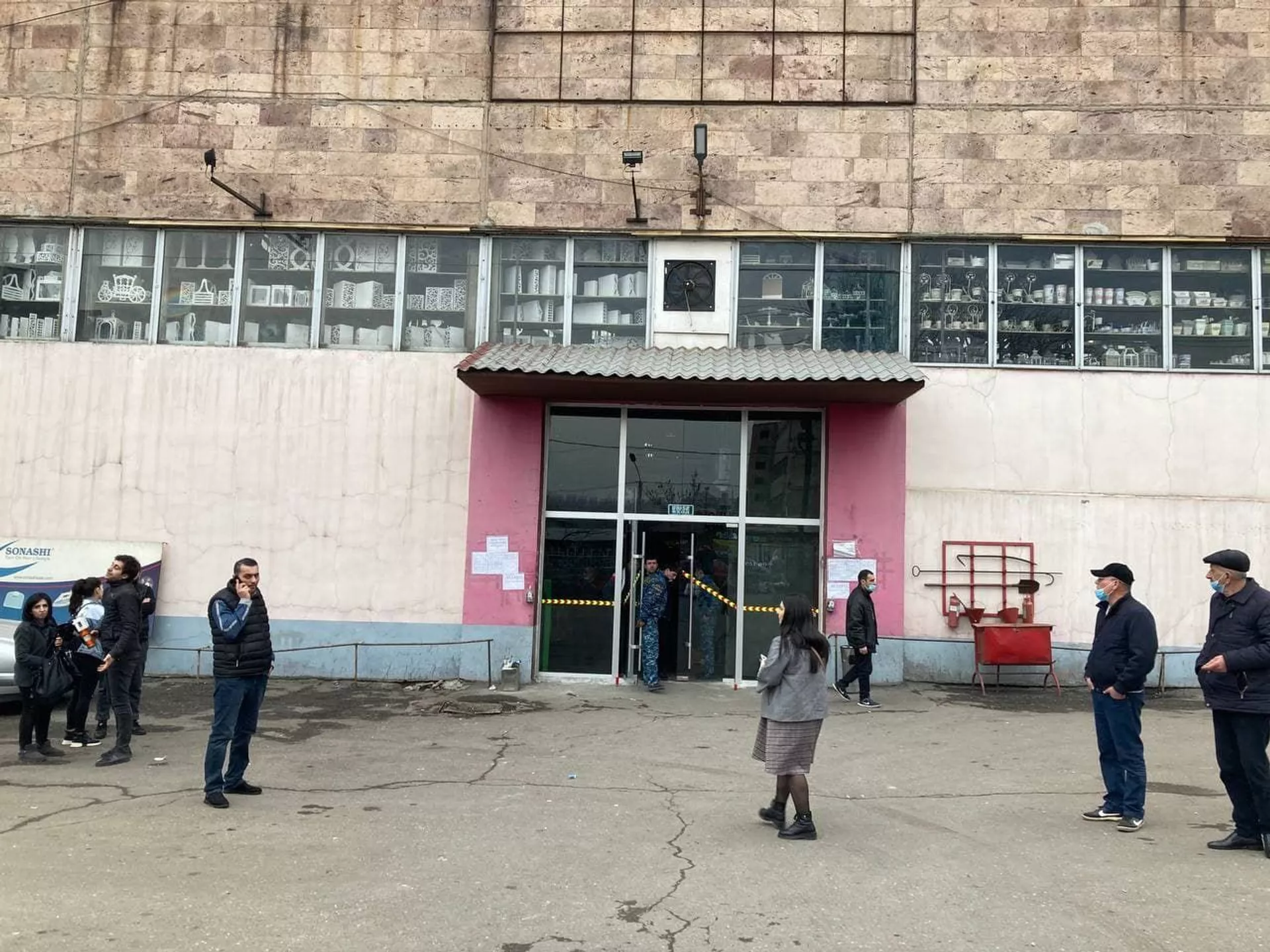 Толчки в Ереване: внутри торгового центра Петак были небольшие повреждения Толчки в Ереване: внутри торгового центра Петак были небольшие повреждения - Sputnik Армения, 1920, 13.02.2021