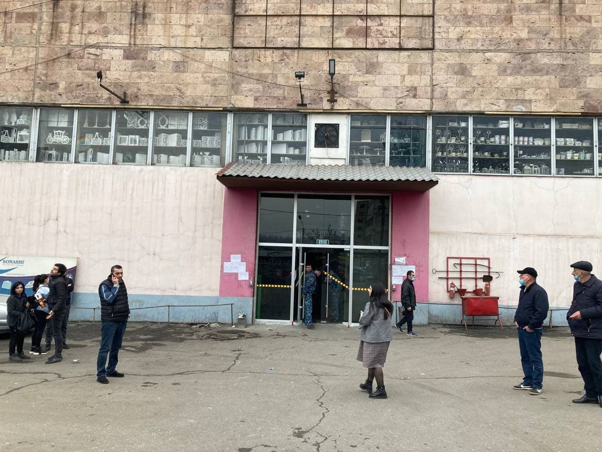 Толчки в Ереване: внутри торгового центра Петак были небольшие повреждения - Sputnik Армения, 1920, 13.02.2021