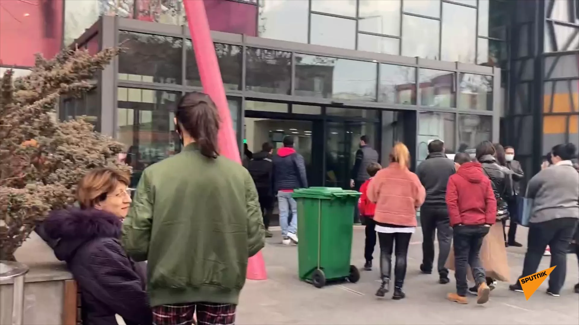 Толчки в Ереване: внутри торгового центра Петак были небольшие повреждения Толчки в Ереване: внутри торгового центра Петак были небольшие повреждения - Sputnik Армения, 1920, 13.02.2021