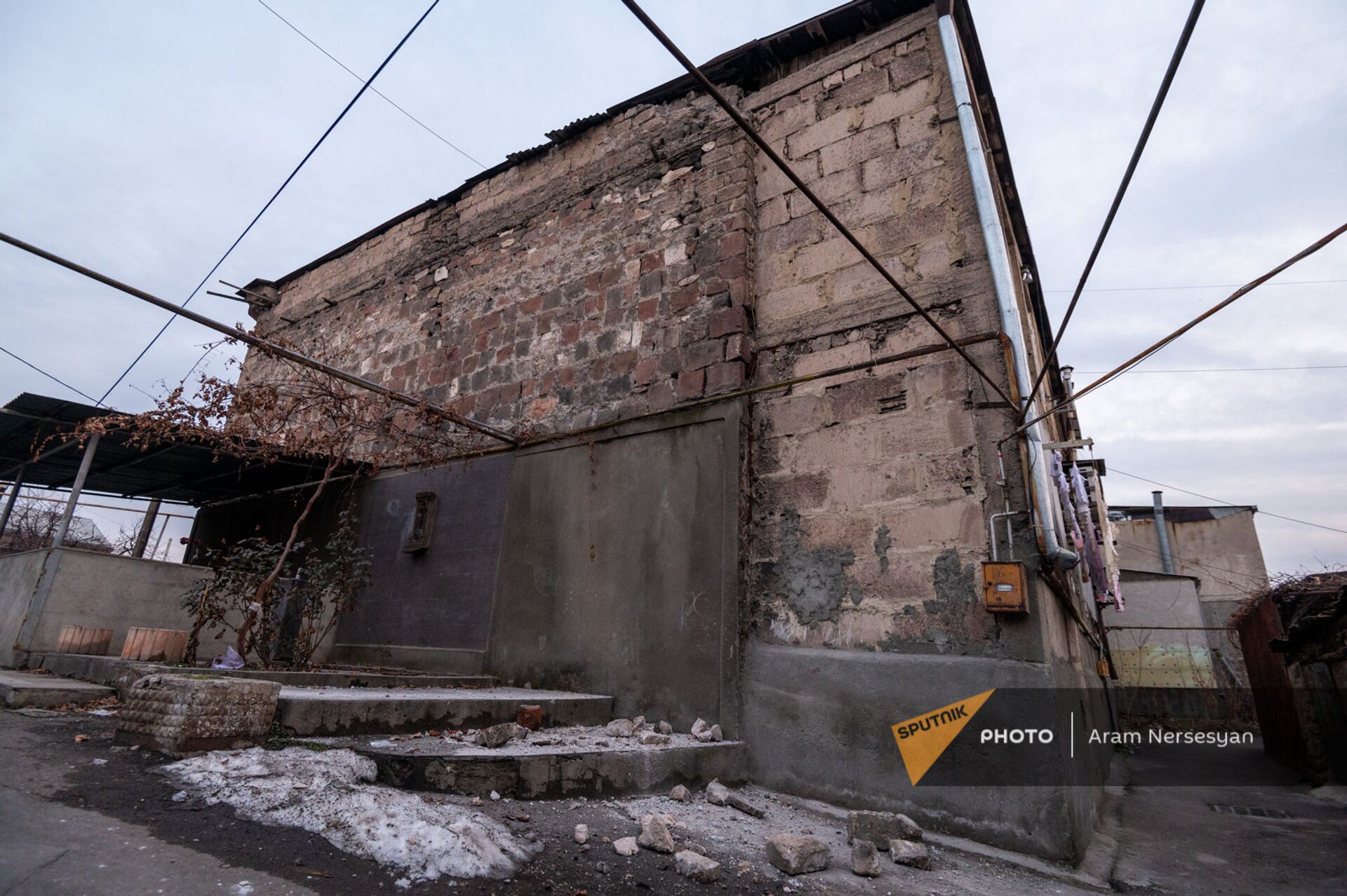 Վազեվազ հասա տուն, տեսա` մեր տան պատի մի մասը քանդվել է. երկրաշարժից տուժած շենքի բնակիչ - Sputnik Արմենիա, 1920, 13.02.2021