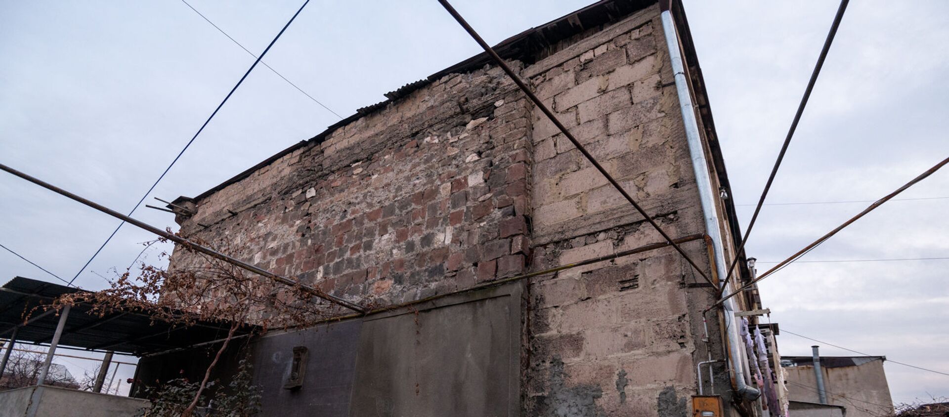 Последствия землетрясения по адресу Смбата Зоравара 40 (13 февраля 2021). Еревaн - Sputnik Армения, 1920, 13.02.2021