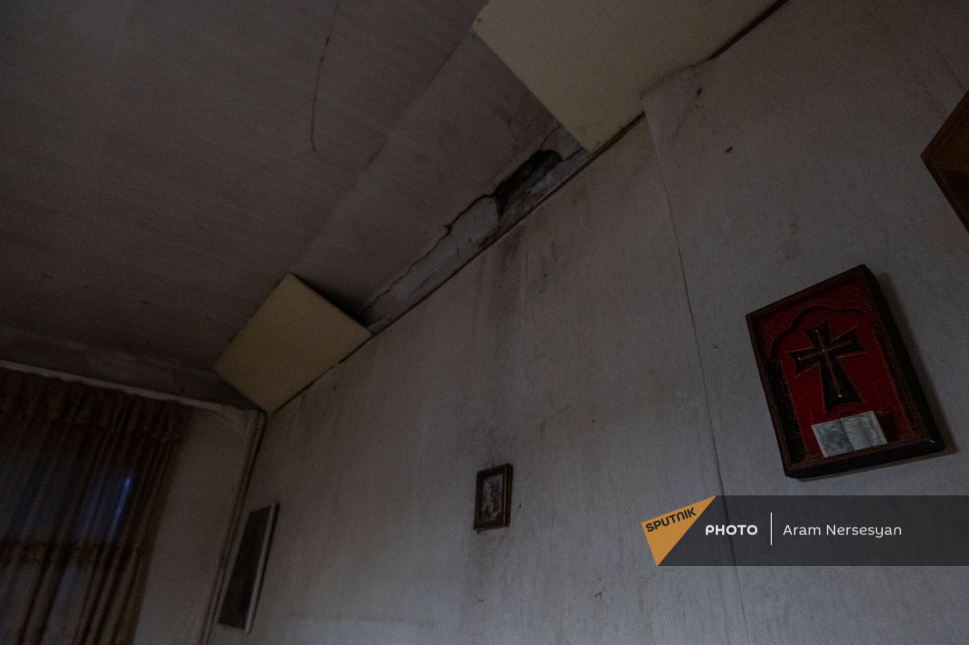 Վազեվազ հասա տուն, տեսա` մեր տան պատի մի մասը քանդվել է. երկրաշարժից տուժած շենքի բնակիչ - Sputnik Արմենիա, 1920, 13.02.2021