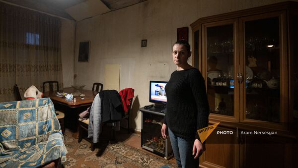 Жительница дома по адресу Смбата Зоравара 40 Жасмен Назарян показывает последствия землетрясения (13 февраля 2021). Еревaн - Sputnik Արմենիա