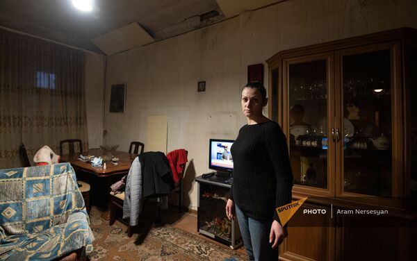 Жительница дома по адресу Смбата Зоравара 40 Жасмен Назарян показывает последствия землетрясения (13 февраля 2021). Еревaн - Sputnik Армения