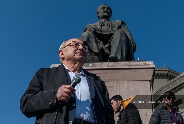 Вазген Манукян на митинге оппозиции (12 февраля 2021). Еревaн - Sputnik Армения
