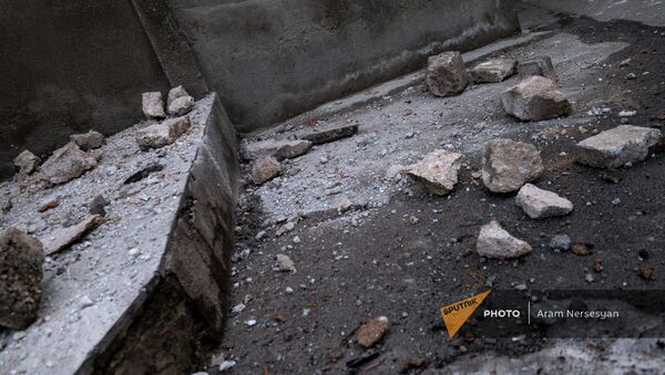 Последствия землетрясения по адресу Смбата Зоравара 40 (13 февраля 2021). Еревaн - Sputnik Армения