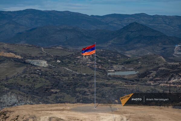 Հայաստանի դրոշը Կապանի մատույցներում - Sputnik Արմենիա