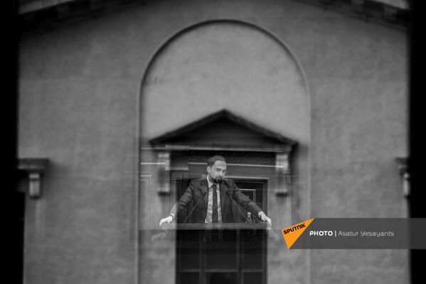 Вице-премьер Тигран Авинян в отражении стекла на заседании в Парламенте (10 февраля 2021). Еревaн - Sputnik Армения