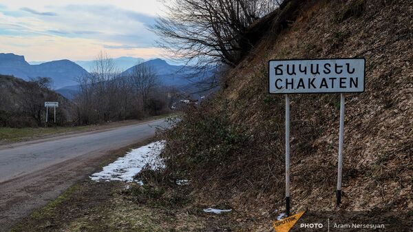 Дорожный знак у въезда в село Чакатен, Сюник - Sputnik Արմենիա