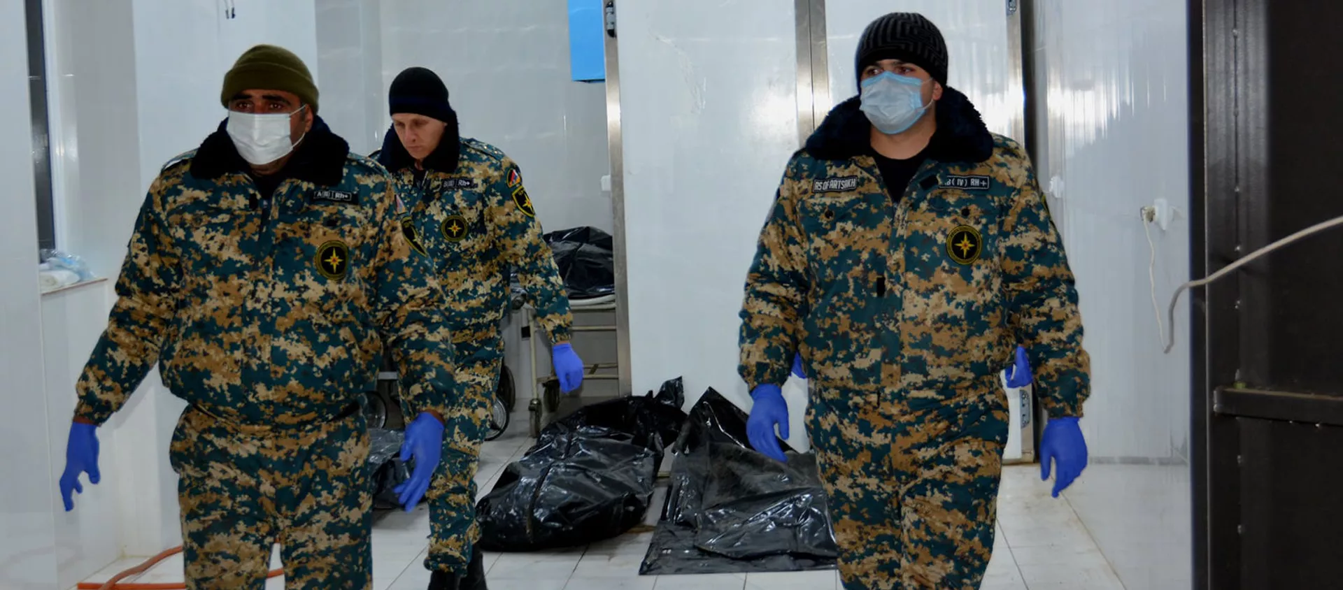 Сотрудники ГСЧС перевозят тела военнослужащих в морг (16 февраля 2021). Степанакерт - Sputnik Армения, 1920, 04.06.2021