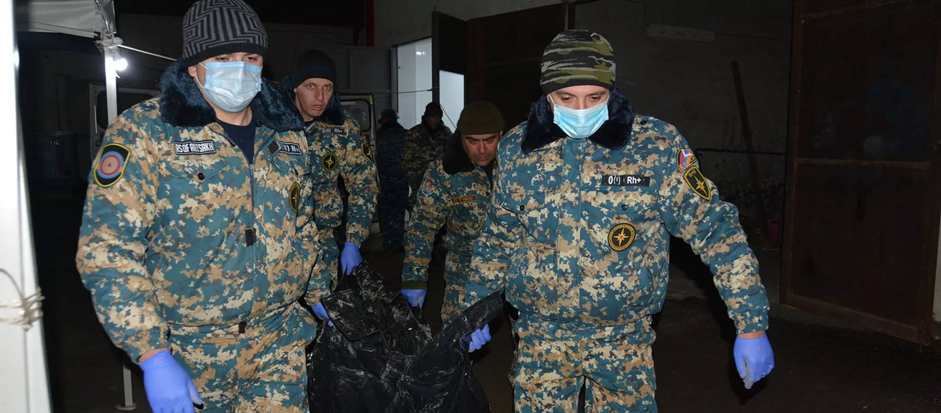 Сотрудники ГСЧС перевозят тела военнослужащих в морг (16 февраля 2021). Степанакерт - Sputnik Армения, 1920, 17.02.2021