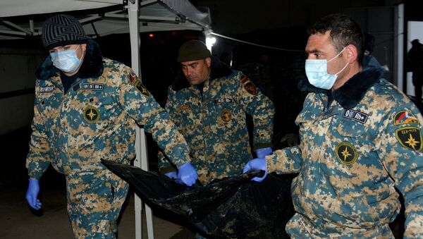 Сотрудники ГСЧС перевозят тела военнослужащих в морг (16 февраля 2021). Степанакерт - Sputnik Армения
