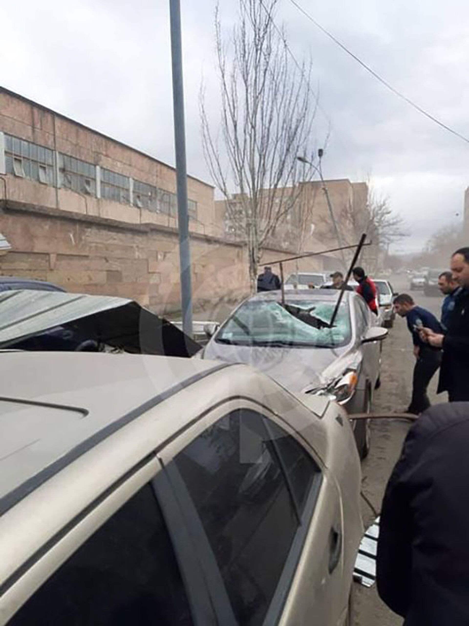 Ուժեղ քամին Երևանում ծածկեր է պոկել, ավտոմեքենաներ են վնասվել. լուսանկարներ - Sputnik Արմենիա, 1920, 17.02.2021