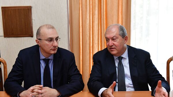 Президент Армении, председатель совета попечителей фонда Айастан Армен Саркисян посетил офис фонда (22 ноября 2018). Еревaн - Sputnik Армения