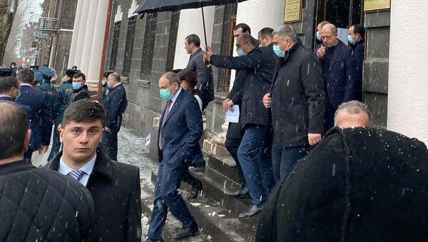 Премьер-министр Никол Пашинян покидает здание администрации Ширакской области после совещания (17 февраля 2021). Гюмри - Sputnik Արմենիա