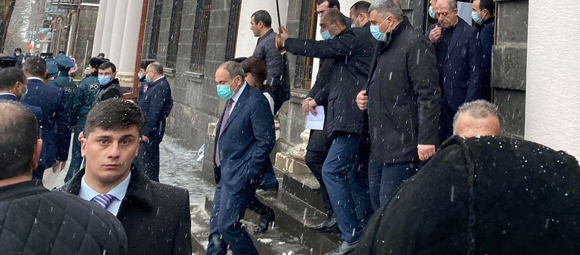 Премьер-министр Никол Пашинян покидает здание администрации Ширакской области после совещания (17 февраля 2021). Гюмри - Sputnik Արմենիա, 1920, 17.02.2021
