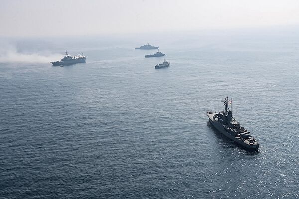 Иранские и российские военные корабли во время совместных военно-морских учений Ирана и России в Индийском океане - Sputnik Армения