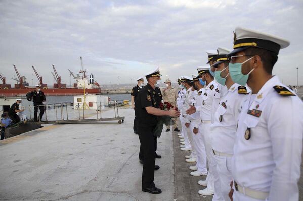 Российский командующий приветствует солдат военно-морских сил Ирана - Sputnik Армения