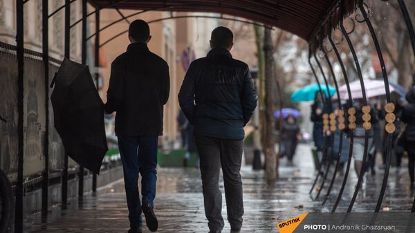 Молодые люди во время дождя - Sputnik Армения