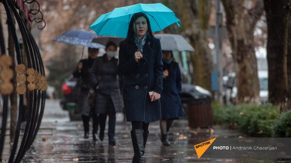 Девушка с зонтом под дождем - Sputnik Արմենիա