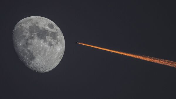Луна и самолет на закате - Sputnik Армения