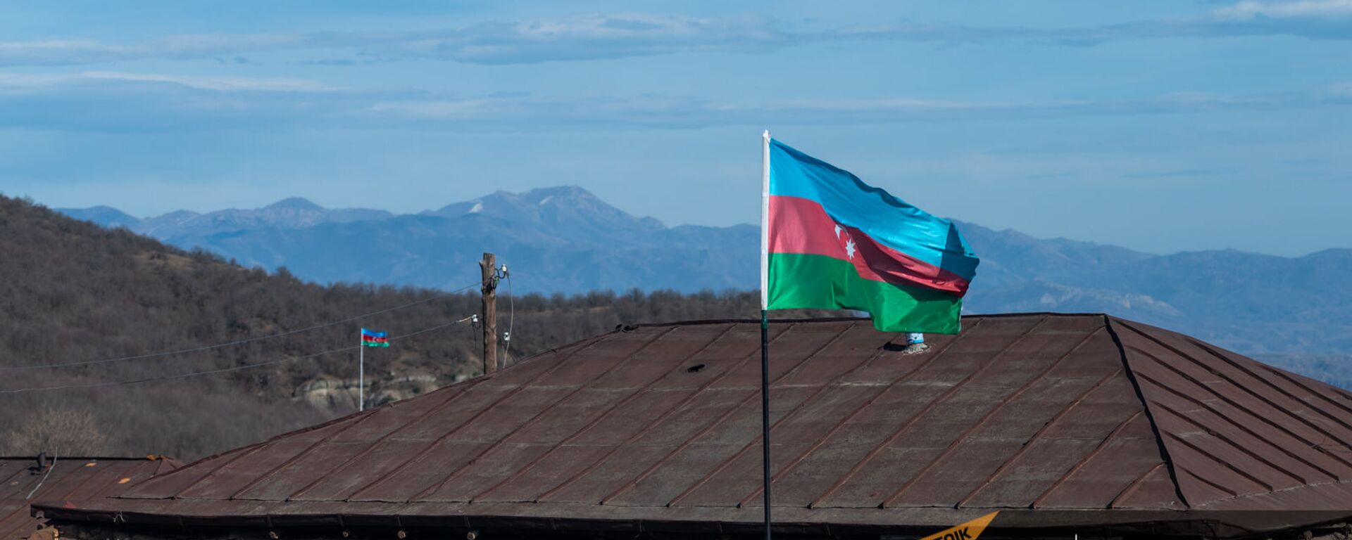 Азербайджанские флаги в селе Шурнух Сюникской области - Sputnik Армения, 1920, 26.05.2021