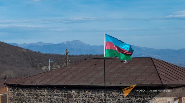 Азербайджанские флаги в селе Шурнух Сюникской области - Sputnik Արմենիա