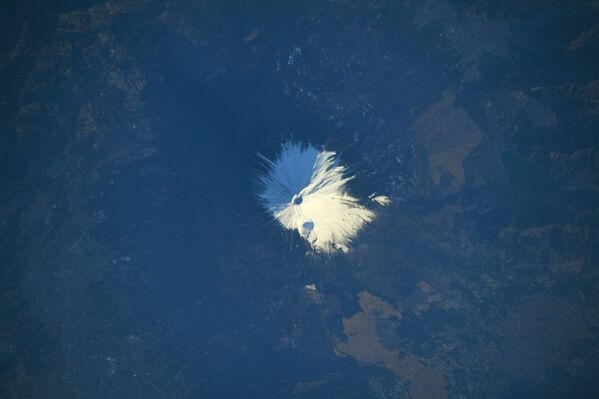 Заснеженная гора Фудзияма, снятая японским астронавтом Соити Ногути с МКС - Sputnik Армения