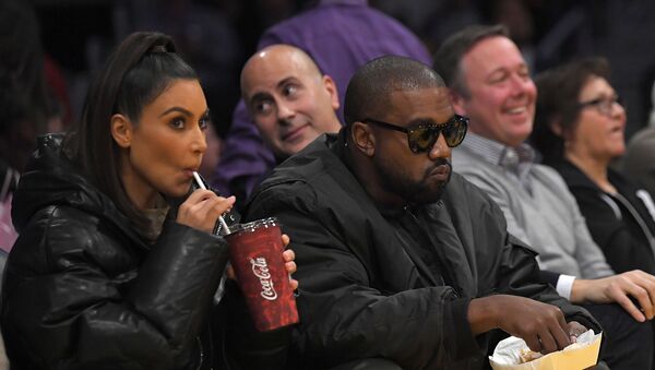 Ким Кардашьян и Канье Уэст наблюдают на баскетбольном матче НБА между Лос-Анджелес Лейкерс и Кливленд Кавальерс (13 января 2020). Лос-Анджелес - Sputnik Армения
