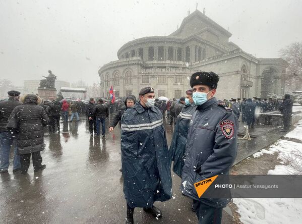 Полицейские во время митинга оппозиции на площади Свободы (20 февраля 2021). Еревaн - Sputnik Армения
