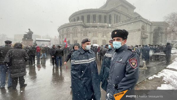 Полицейские во время митинга оппозиции на площади Свободы (20 февраля 2021). Еревaн - Sputnik Արմենիա