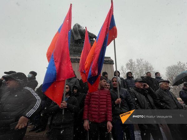 Демонстранты с флагами во время митинга оппозиции (20 февраля 2021). Еревaн - Sputnik Армения