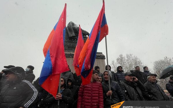 Демонстранты с флагами во время митинга оппозиции (20 февраля 2021). Еревaн - Sputnik Армения