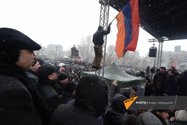 Демонстрант с флагом во время митинга оппозиции (20 февраля 2021). Еревaн - Sputnik Армения