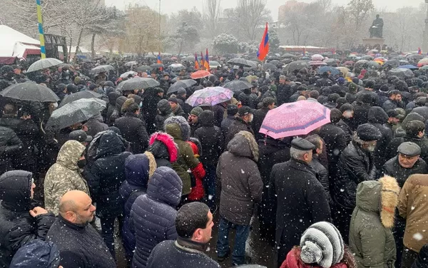 Демонстранты с зонтиками и флагами во время митинга оппозиции на площади Свободы (20 февраля 2021). Еревaн Демонстранты с зонтиками и флагами во время митинга оппозиции на площади Свободы (20 февраля 2021). Еревaн - Sputnik Армения
