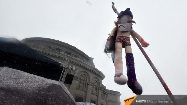 Демонстранты повесили символическую куклу во время митинга оппозиции (20 февраля 2021). Еревaн - Sputnik Արմենիա